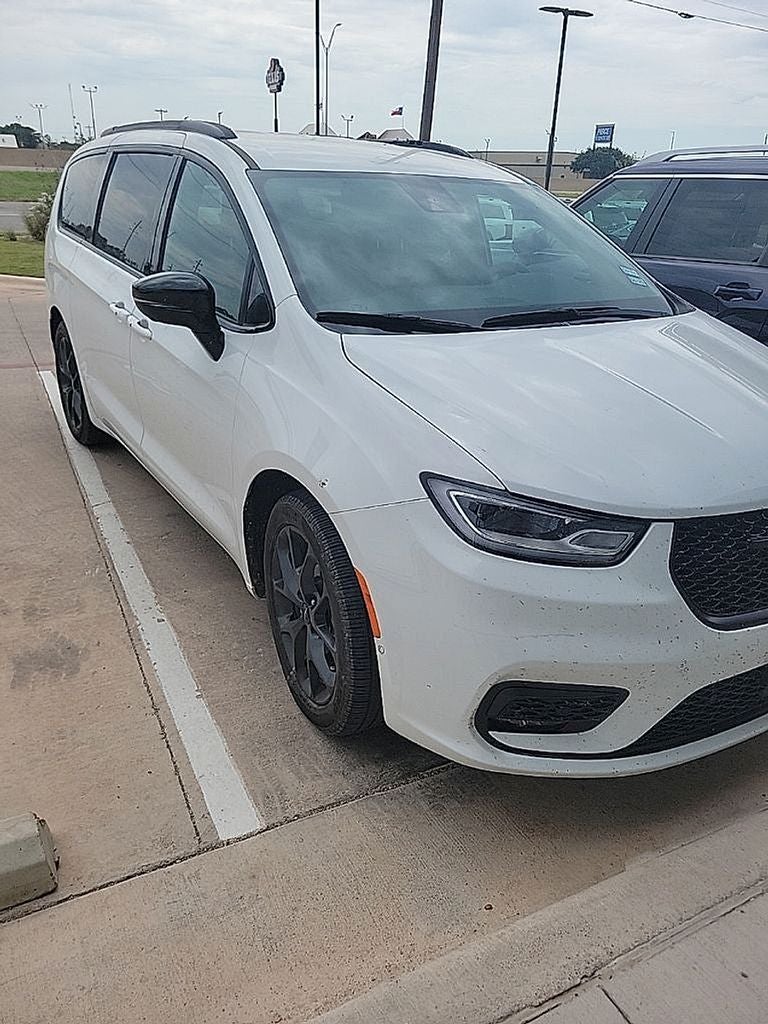 2024 Chrysler Pacifica Touring L S package