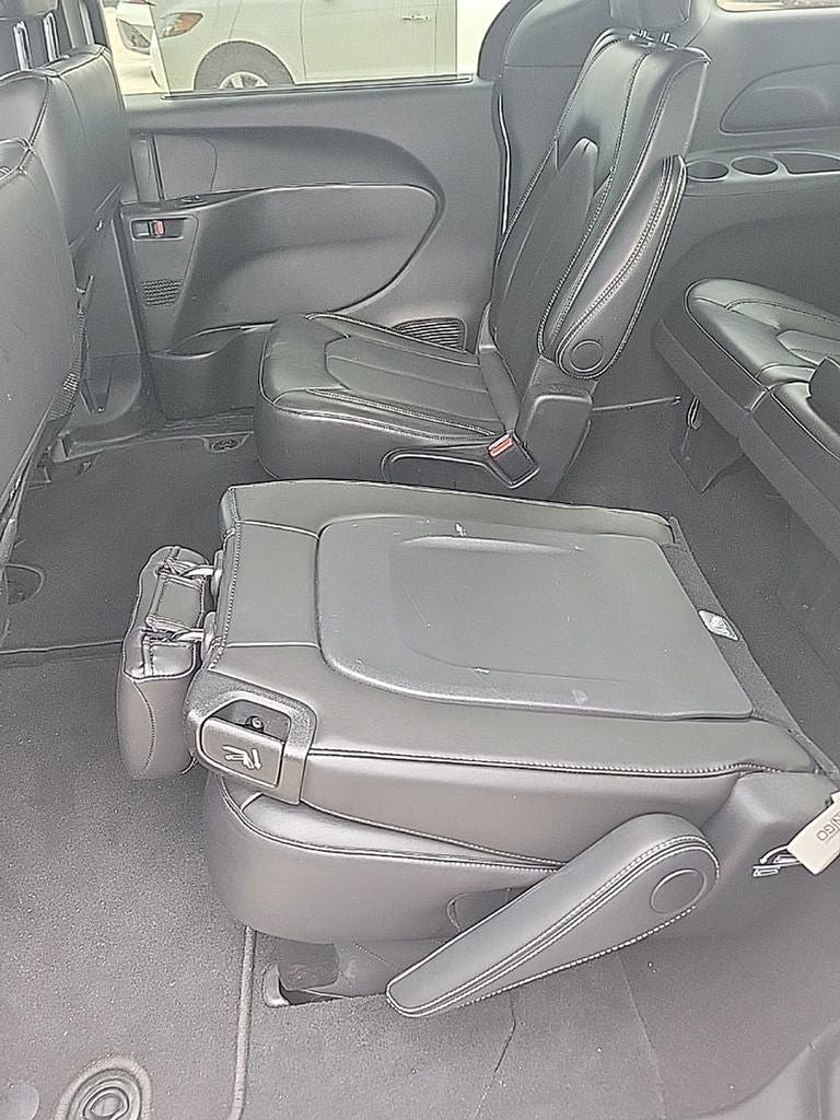 2024 Chrysler Pacifica Touring L S package