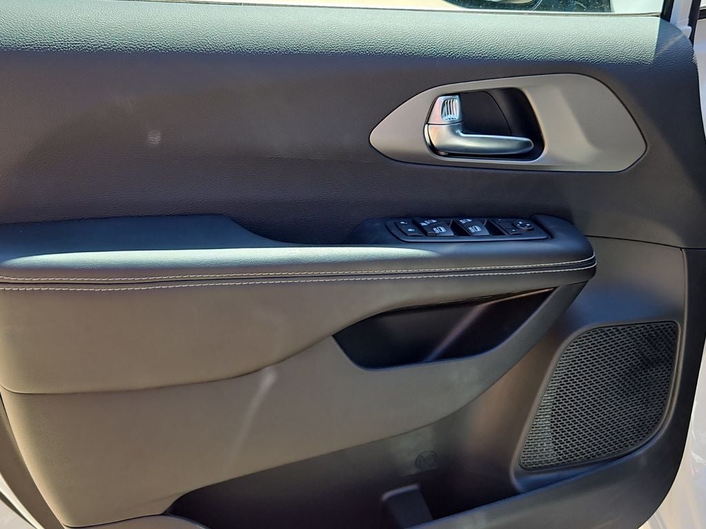 2027 Chrysler Pacifica LX