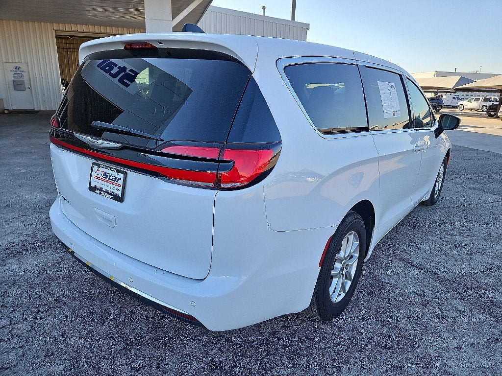 2025 Chrysler Pacifica Select